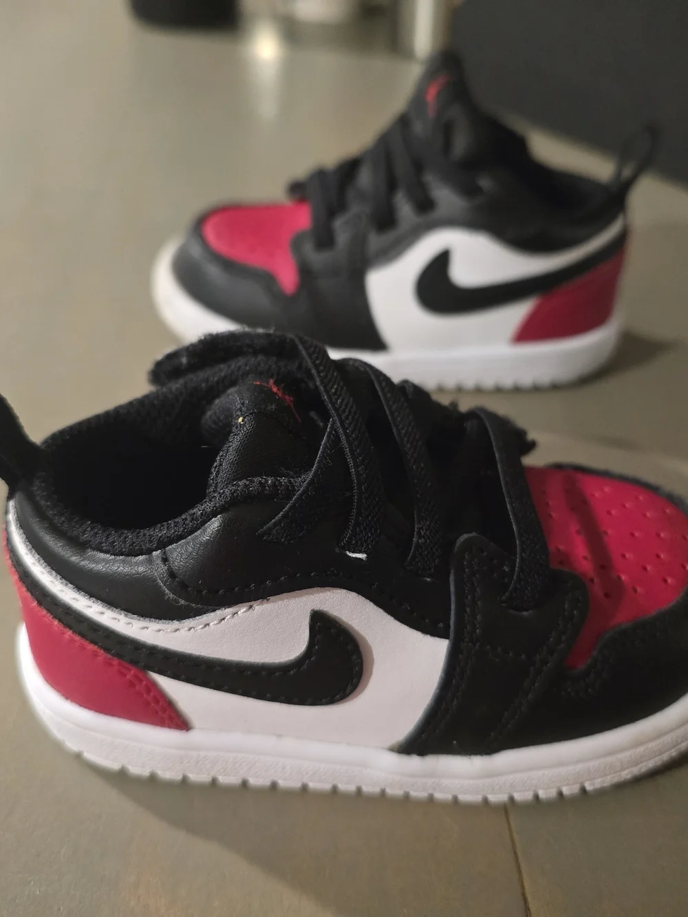 Toddler 6c Low-Top Athletic Sneakers in Black, White & Red